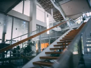 Ide desain minimalis railing tangga interior dengan besi nako