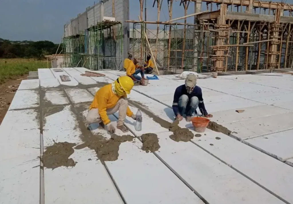 orang bekerja membuat dak dengan hebel